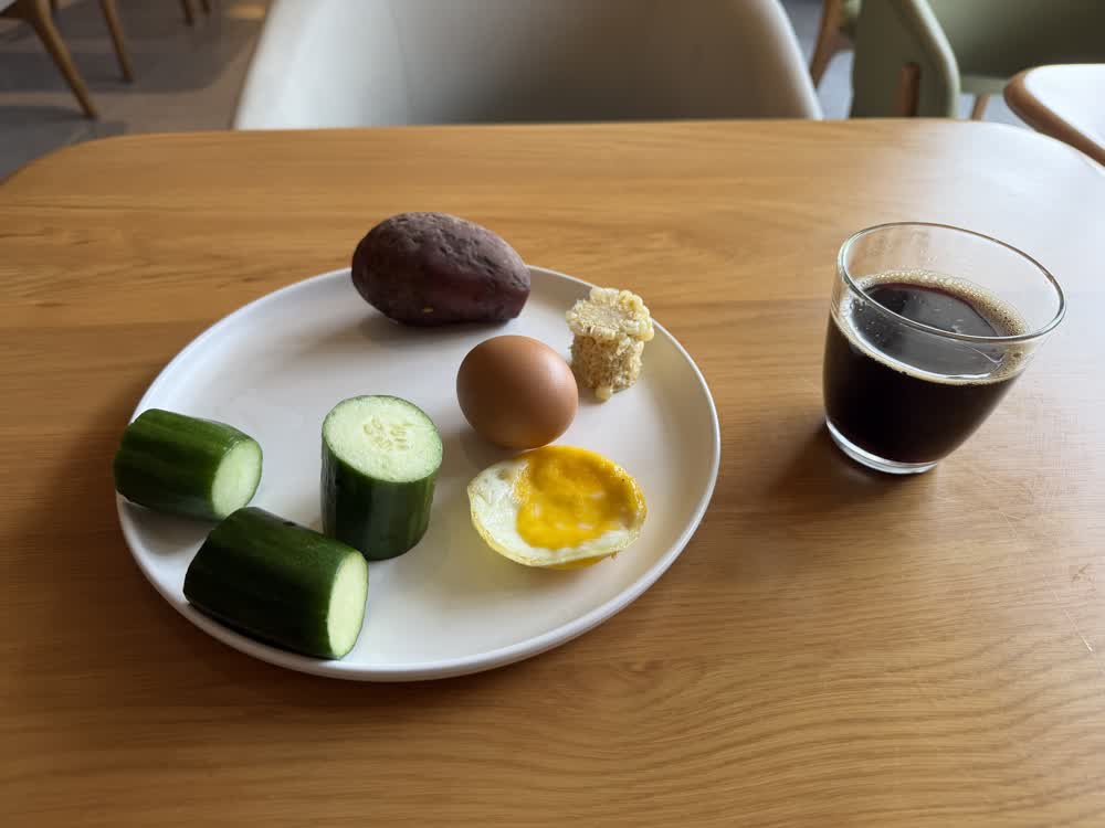 Original oblique breakfast photo showing the plate, food and glass