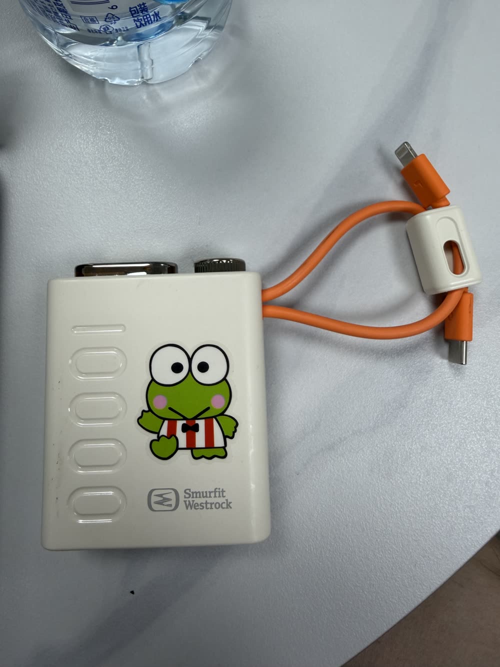Original overview photo of the power bank and its captive cables